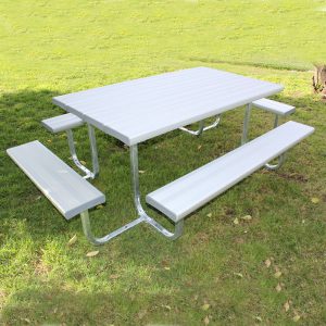 Large outdoor aluminium table setting