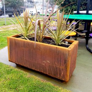 Hamilton rectangle self-wicking planter box